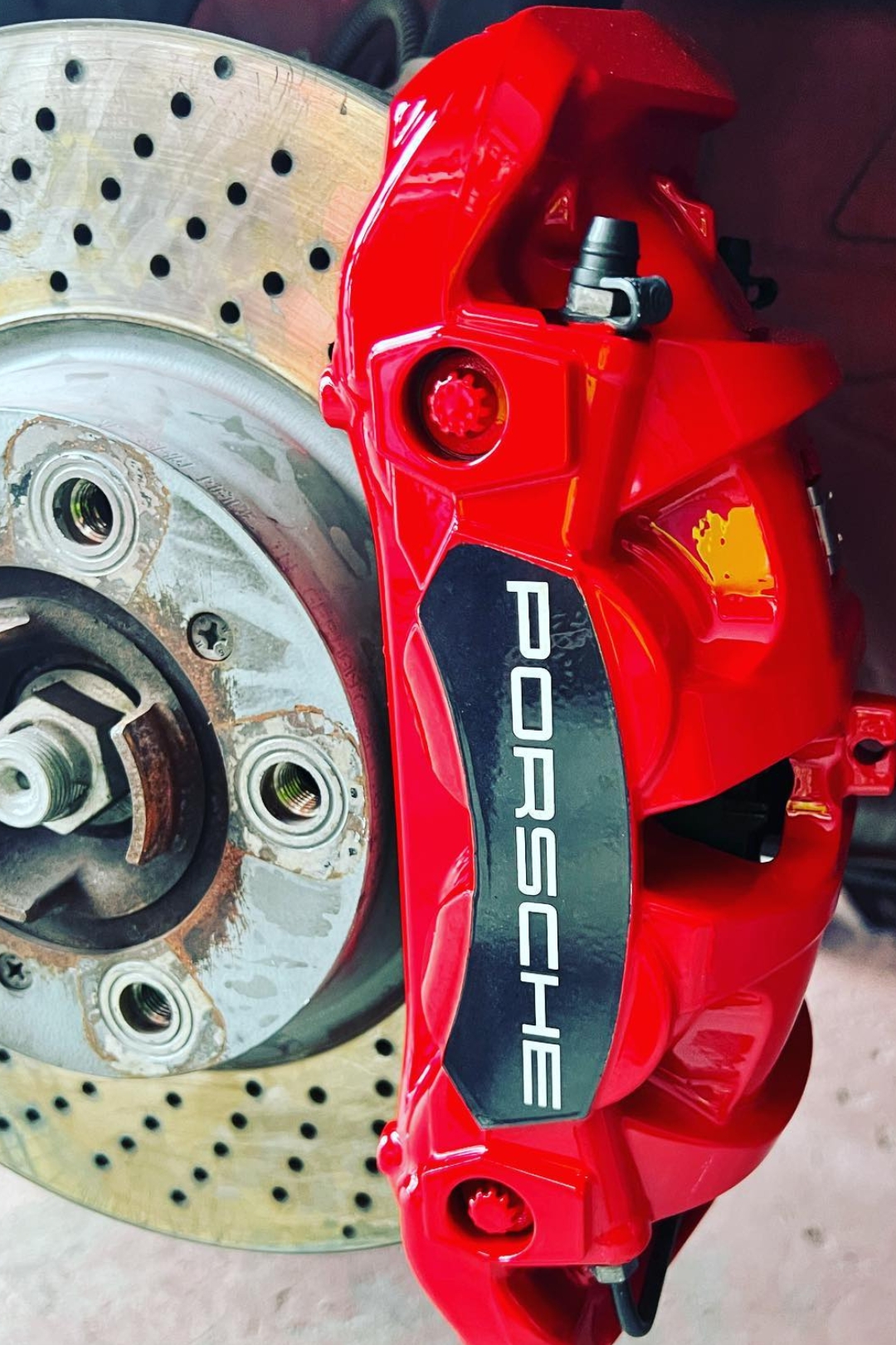 Personalización de calipers por BackStage automotive, dale un toque único a tu vehículo con nuestros servicios especializados en pintura y personalización de calipers.