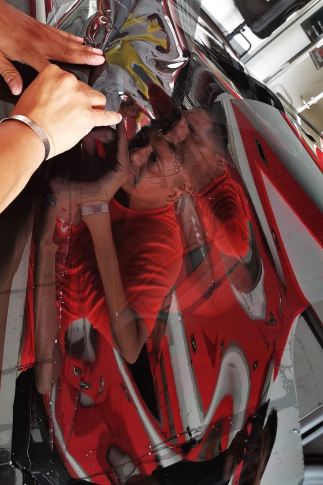 Instalación de la película de seguridad Scotchshield de 3M por BackStage automotive, protección adicional para tu vehículo con nuestra experiencia en películas de seguridad de primera calidad.