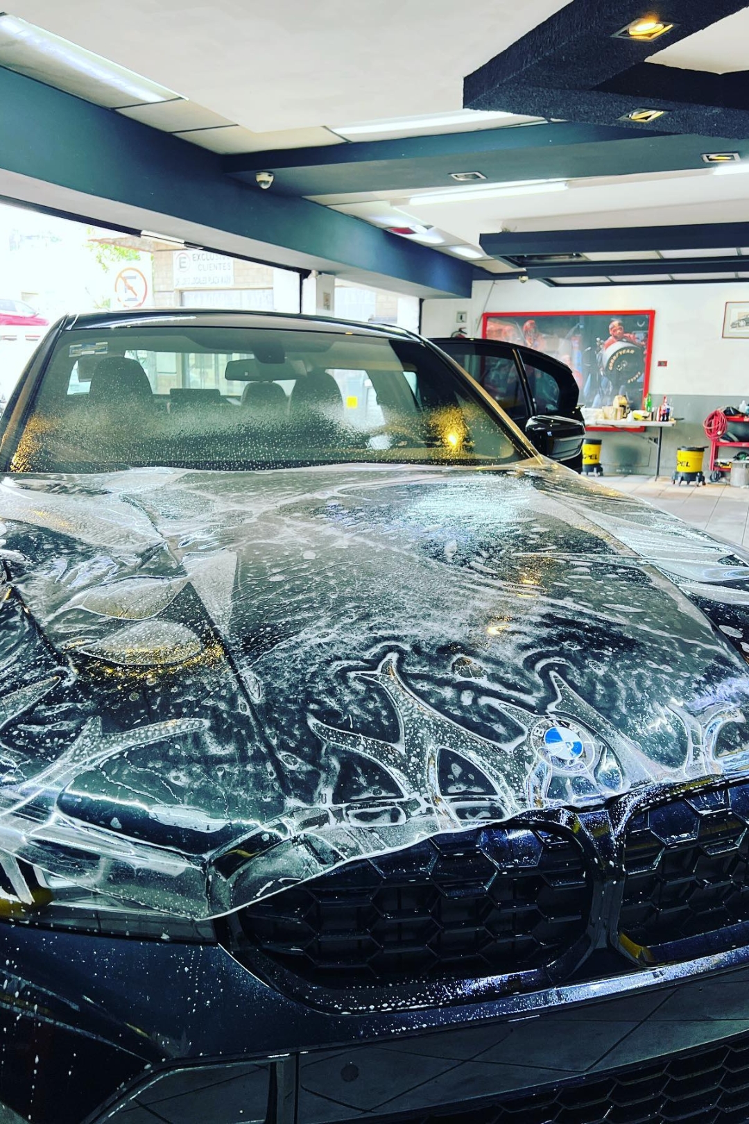 Instalación de PPF 3M por BackStage automotive, protege tu vehículo de rayones y daños con nuestra especialización en películas de protección de pintura de alto rendimiento.
