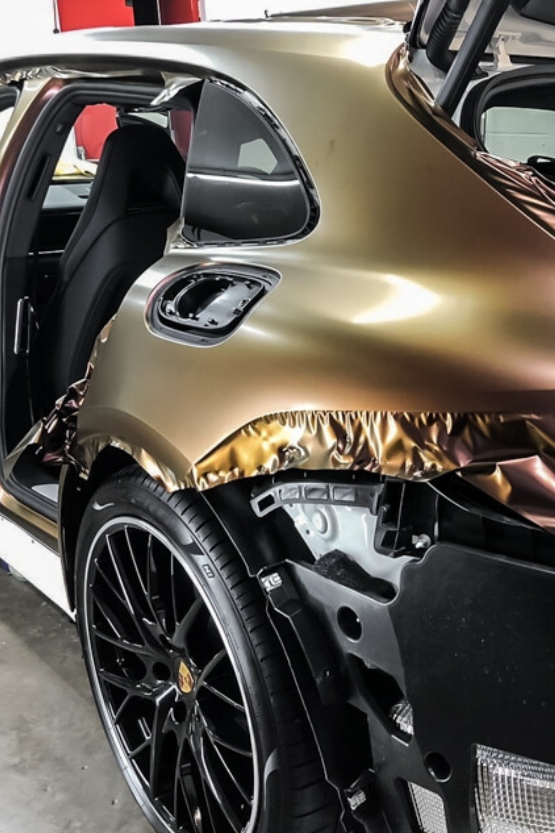 Instalación de car wrapping por BackStage automotive, personaliza y protege tu vehículo con nuestra experiencia en envoltura de alta calidad y durabilidad.